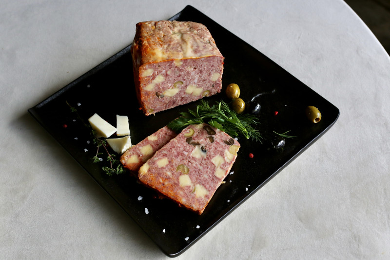 Мясоед из свинины с сыром и оливками