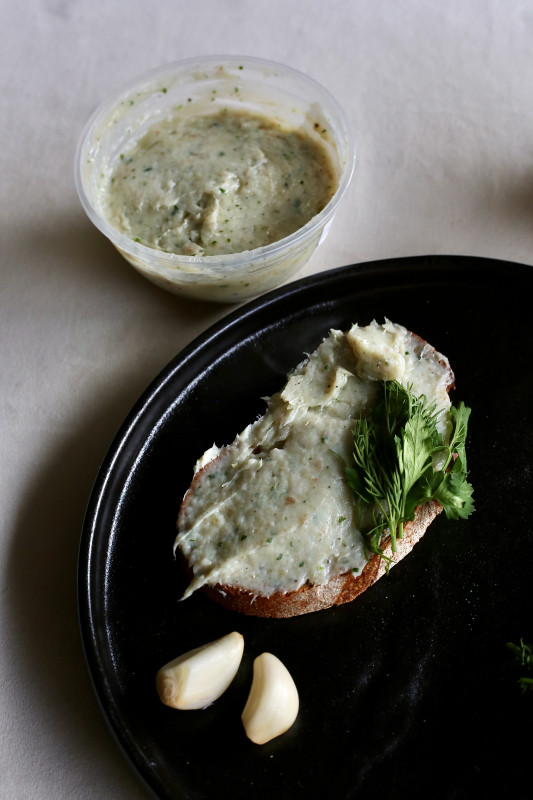 Бутербродное сало с зеленью и чесноком 150г